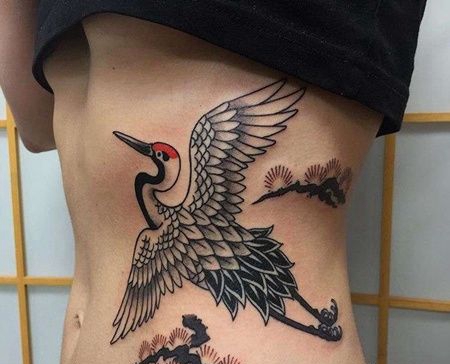 日式侧腰鹤纹身图案