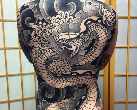 日式后背蛇纹身图案