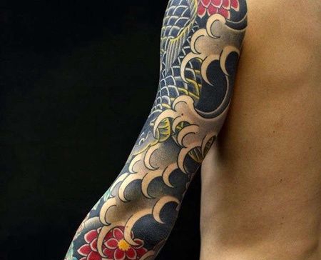 日式胳膊鲤鱼海浪纹身图案