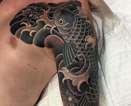 日式大臂鲤鱼海浪纹身图案