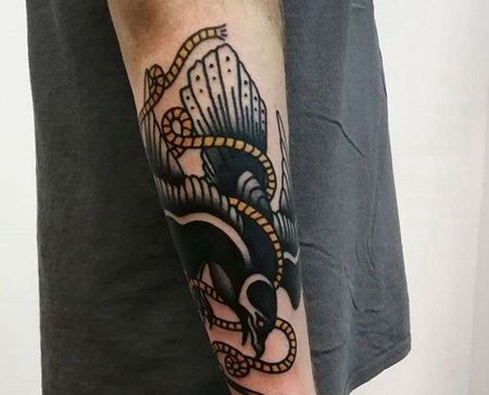 Old School小臂乌鸦纹身图案