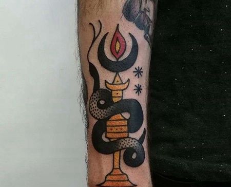 Old School小臂蛇烛台纹身图案