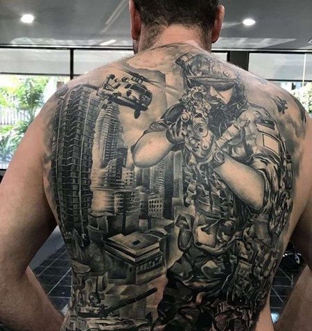 写实后背士兵直升机纹身图案