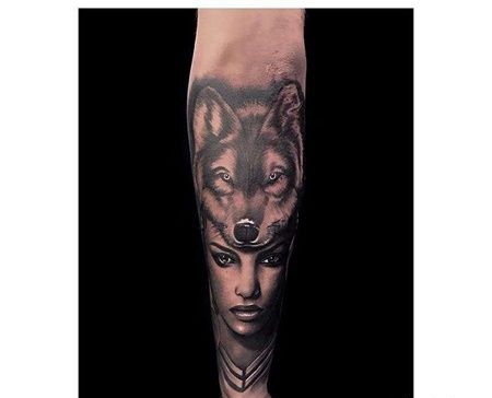 写实小臂狼女人纹身图案