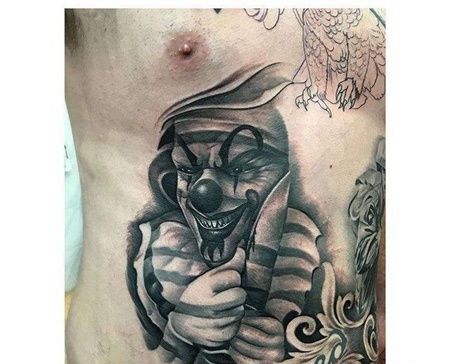 写实侧腰小丑纹身图案