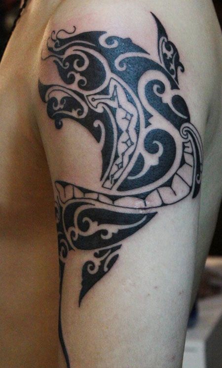 手臂图腾鱼纹身图案