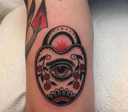 Old School大腿锁眼睛纹身图案