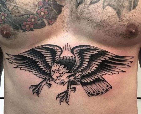 Old School胸下老鹰纹身图案