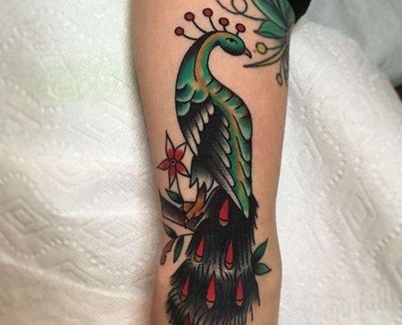 Old School胳膊孔雀纹身图案