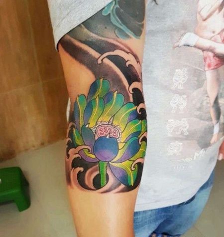 新传统小臂荷花纹身图案