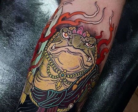 新传统小腿青蛙纹身图案