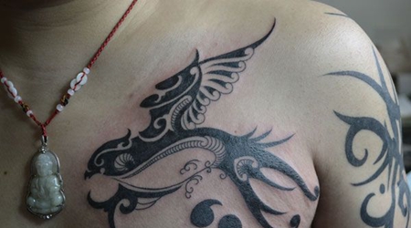 胸前的燕子图腾纹身图案