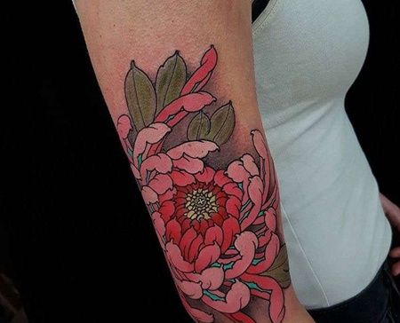 新传统大臂菊花纹身图案