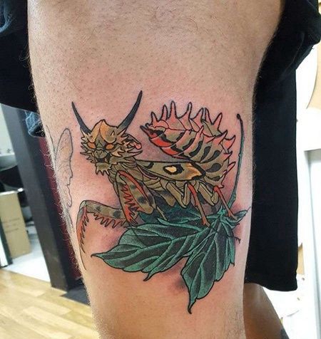 新传统大腿螳螂纹身图案