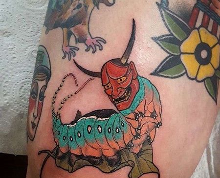 新传统大腿毛毛虫纹身图案