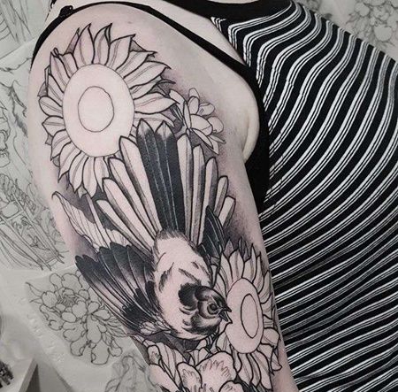 New School大臂鸟花卉纹身图案