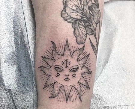 点刺大臂太阳纹身图案