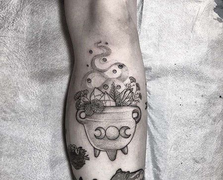 点刺小腿花瓶纹身图案