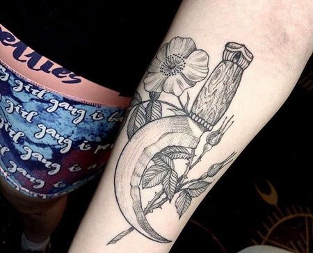 点线小臂镰刀纹身图案