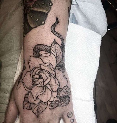 点线手背花卉蛇纹身图案