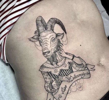 点线腹部羊纹身图案