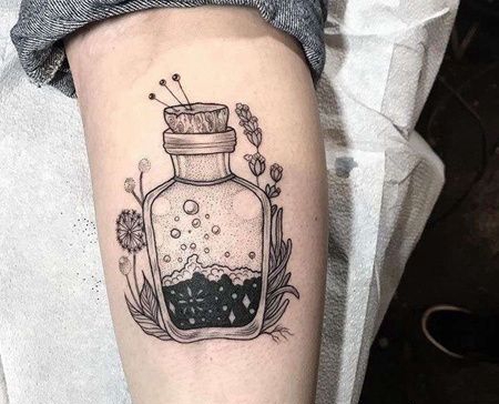 线条小腿瓶子纹身图案