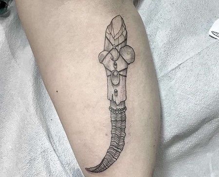 线条大臂骨刀纹身图案