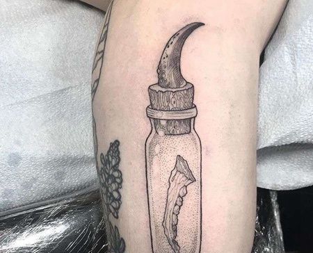 线条大臂瓶子纹身图案