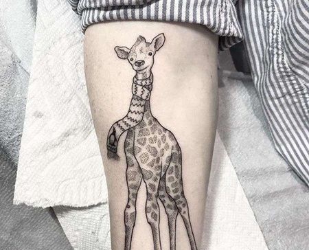 线条小臂长颈鹿纹身图案
