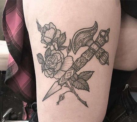点线大腿斧子花卉纹身图案