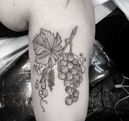 大臂葡萄纹身图案
