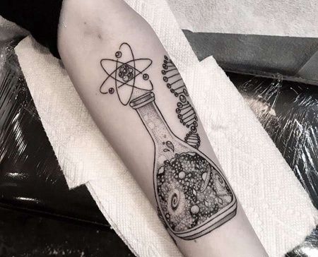 线条小臂化学瓶纹身图案