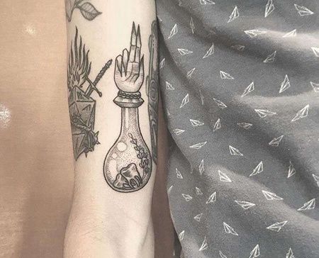 点线大臂瓶子纹身图案