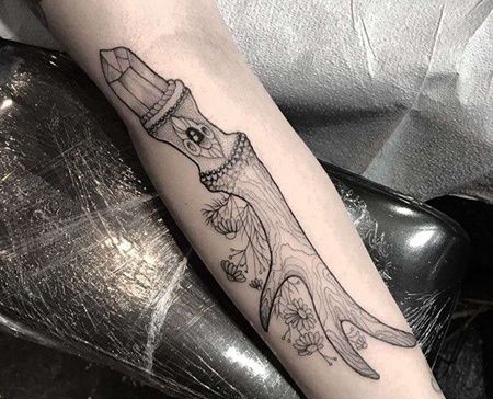 线条小臂鹿角纹身图案