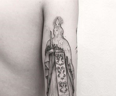 点线大臂蜡烛纹身图案
