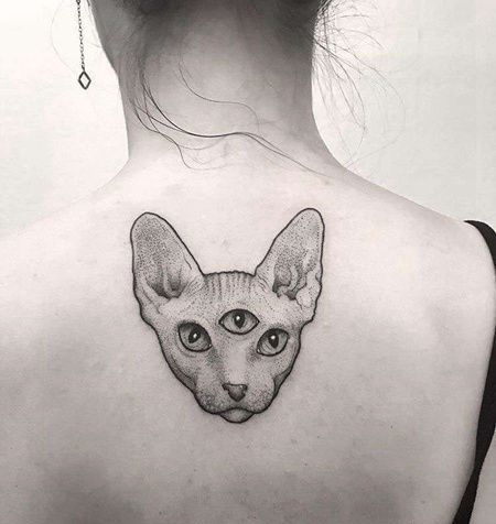 点线后背猫纹身图案