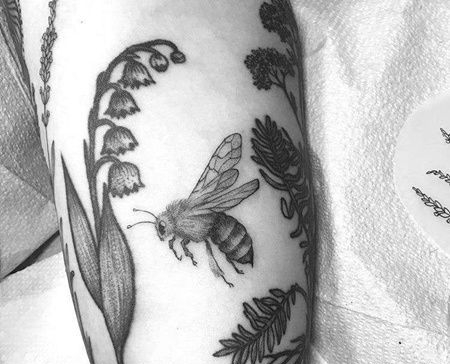 写实小腿蜜蜂纹身图案