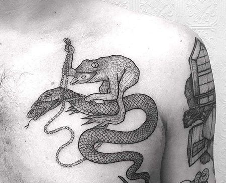 线条前胸青蛙蛇纹身图案