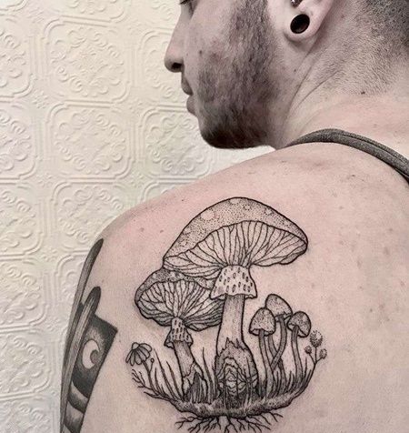 后肩蘑菇纹身图案