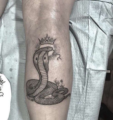 线条小腿蛇纹身图案