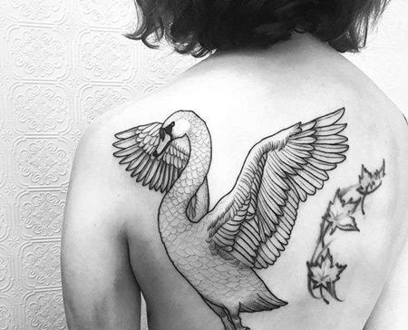 点线后背天鹅纹身图案