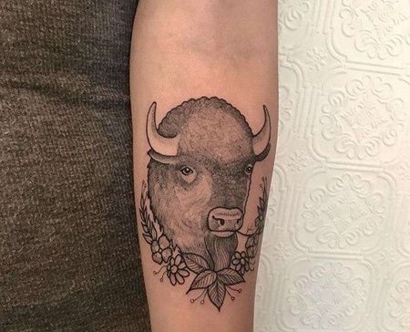 点线小臂牛纹身图案