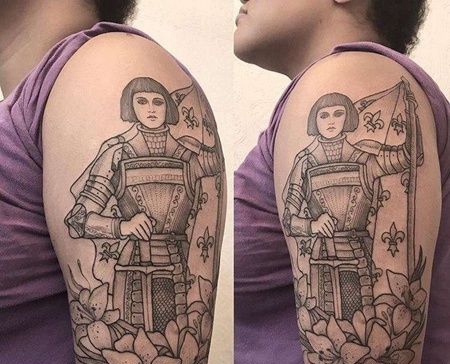 点线大臂骑士纹身图案