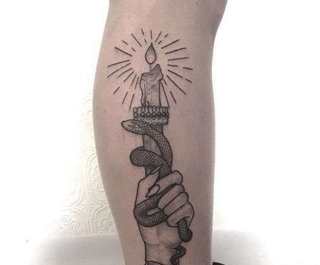 线条小腿手蛇蜡烛纹身图案