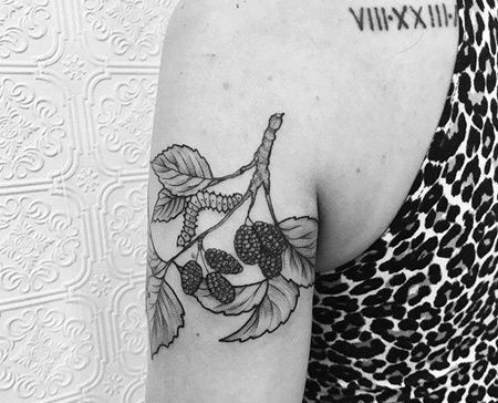 点线大臂叶子纹身图案