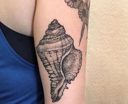 点线大臂海螺纹身图案