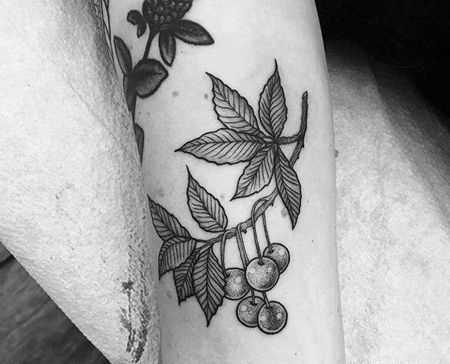 点线大臂樱桃纹身图案