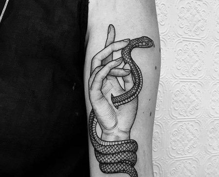 线条小臂手蛇纹身图案