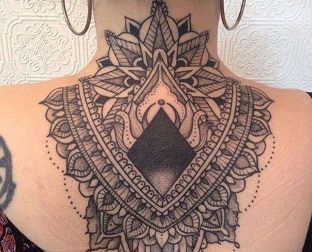 点刺几何后背纹身图案