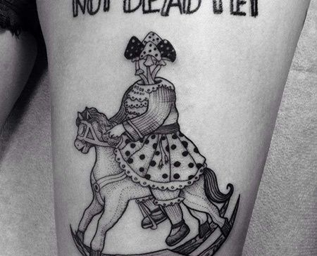 点线大腿木马纹身图案